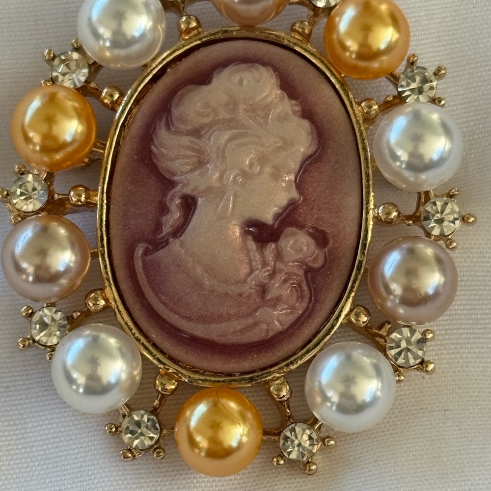VintageCAMEO BROOCH 1 3/4”. Pink, white, soft gold pearls. Cameo itself pink